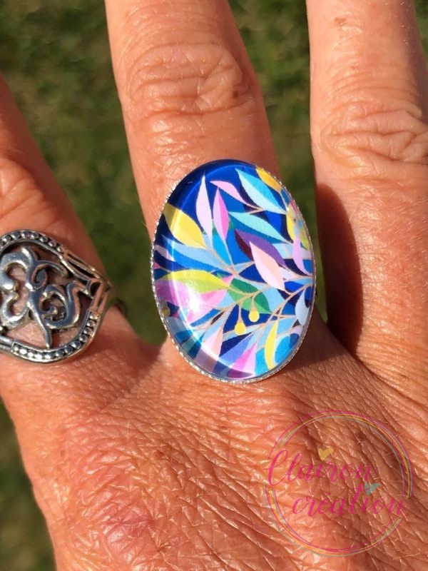 Bague fleur en couleur fond bleu