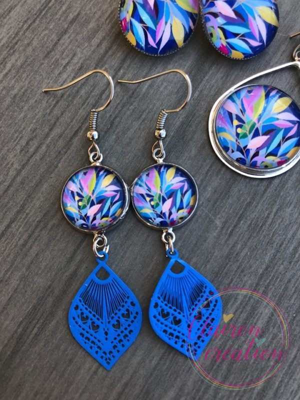 Boucles pendantes fleurs en couleur fond bleu