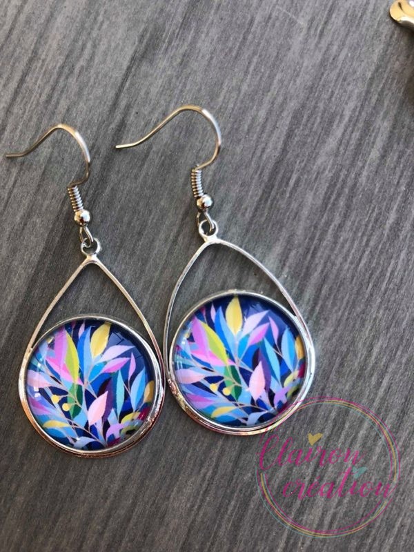 Boucles triangle fleurs en couleur fond bleu