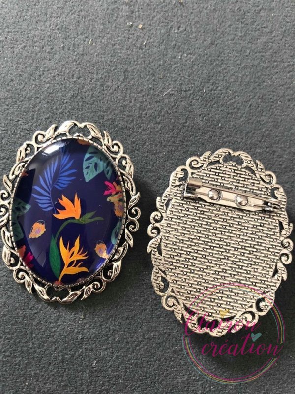 Broche fond bleu et feuillage coloré (50)