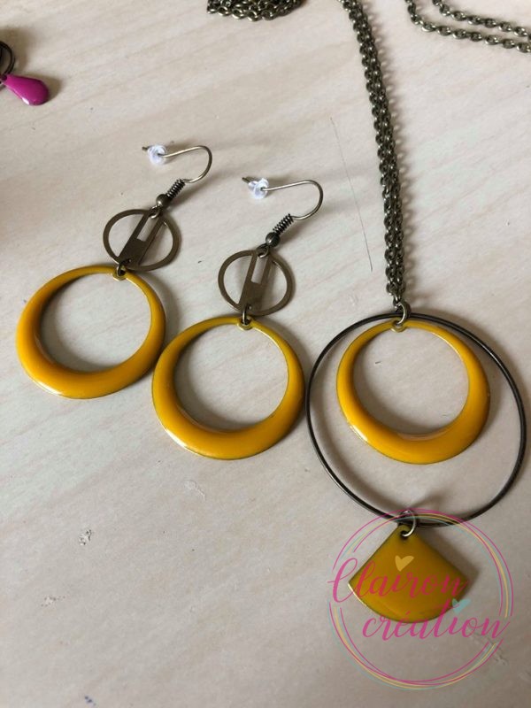 Parure avec cercles et rond couleur moutarde