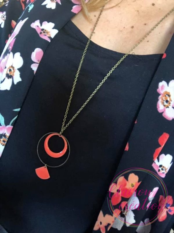 Sautoir avec cercles et couleur corail