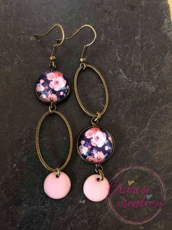 Boucles pendantes fleurs roses