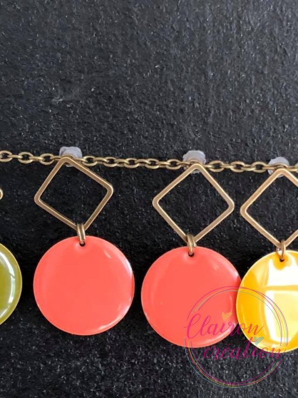 Boucles pendantes sequin carré corail