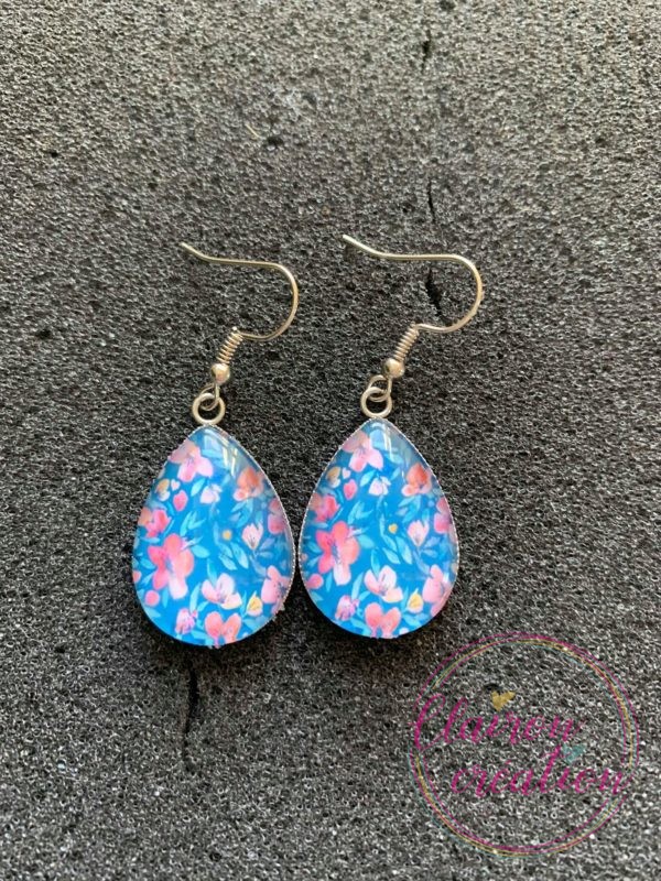 Boucles goutte fleurs roses fond bleu