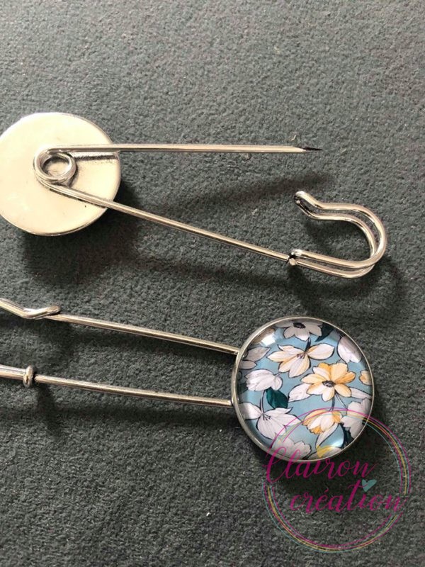 Broche fleurs blanches fond bleu