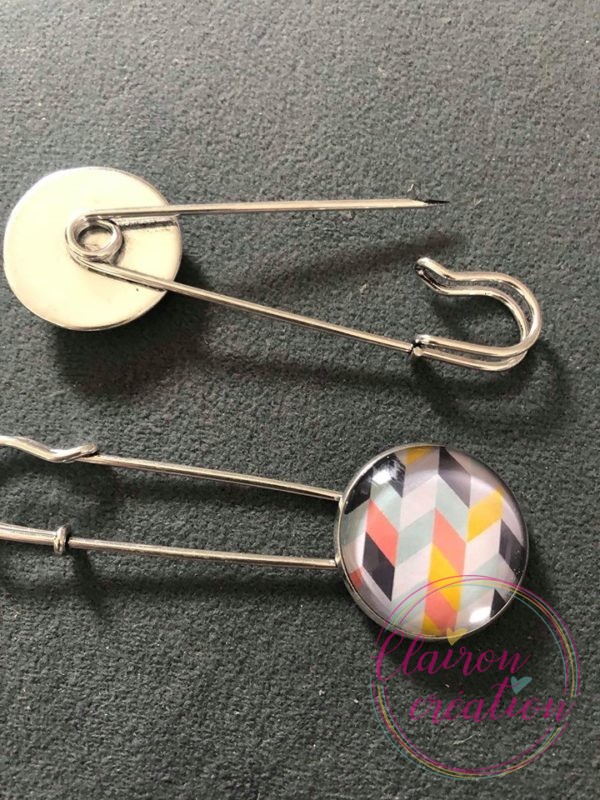 Broche cubes en couleurs