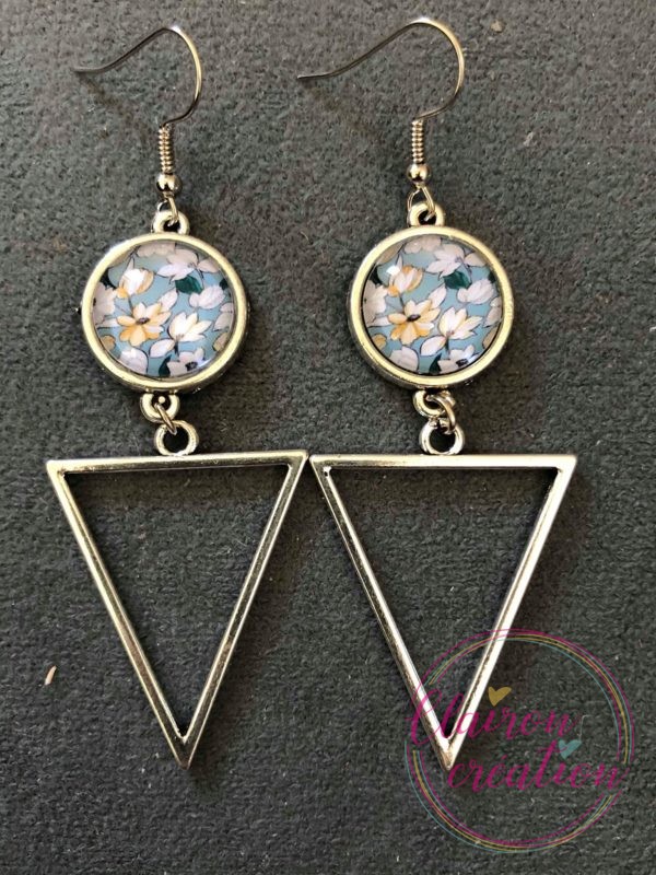 Boucles pendantes fleurs blanches fond bleu