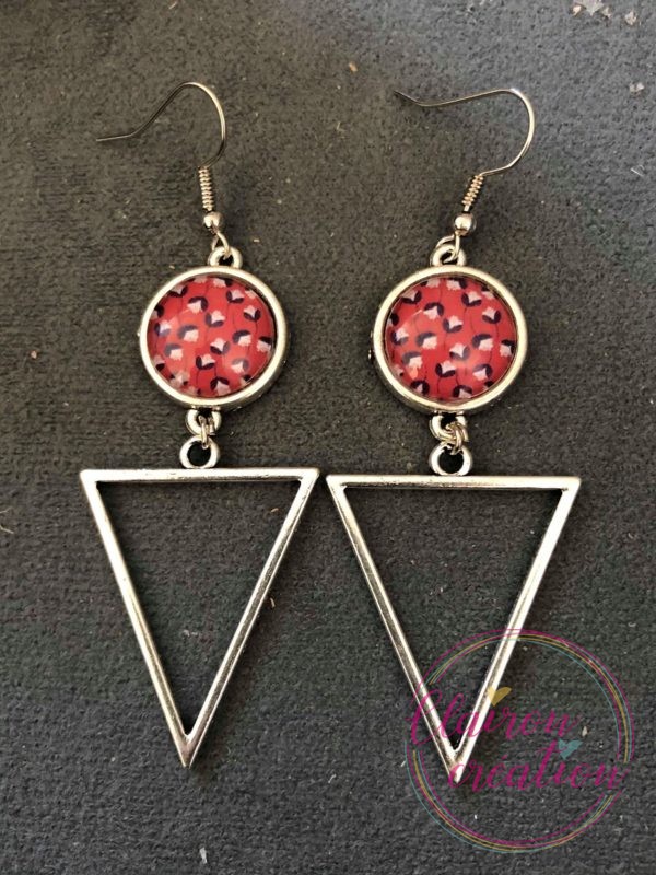 Boucles pendantes fleurs noirs fond rouge
