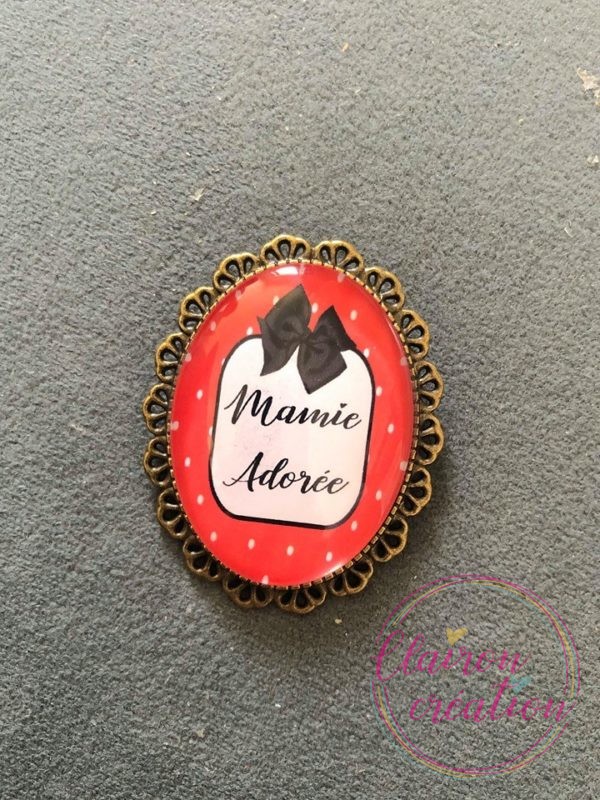 Broche Mamie Adorée fond Rouge