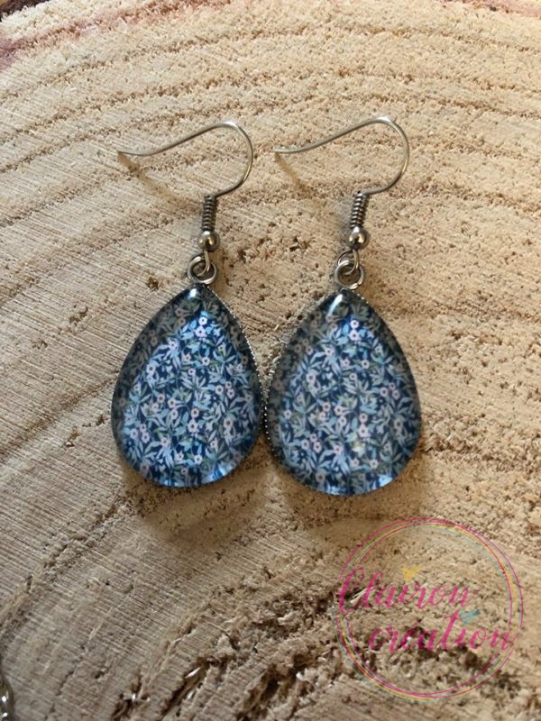 Boucles goutte petites fleurs bleues