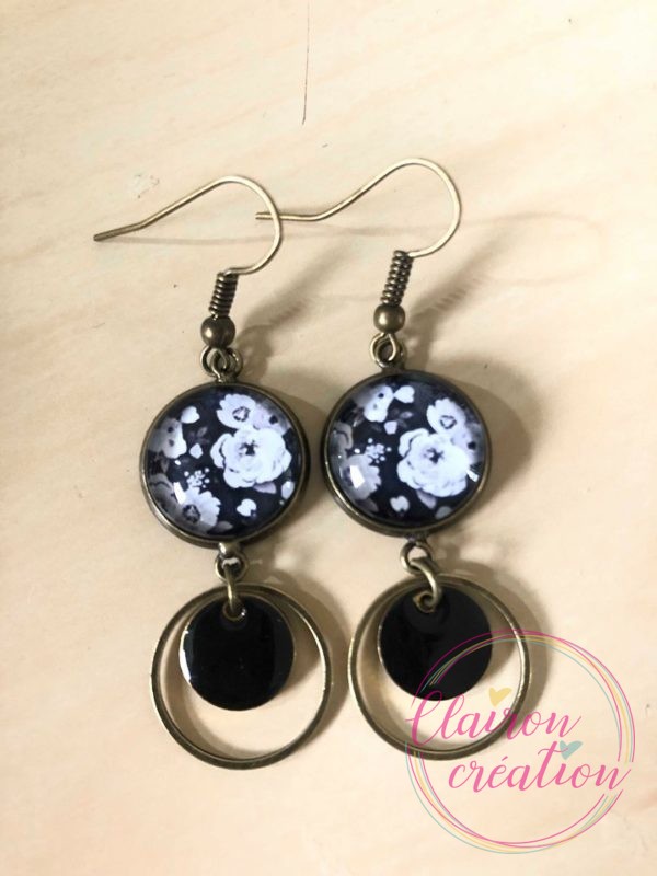 Boucles pendantes Roses Blanches