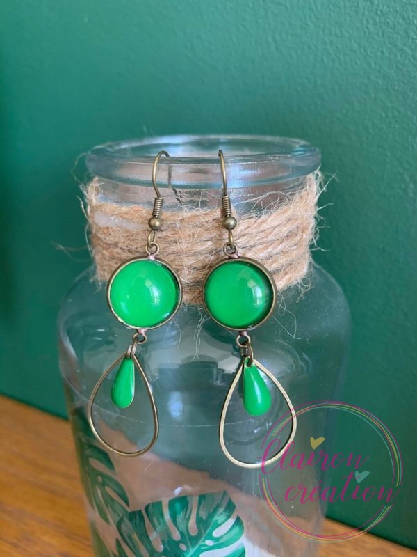 Boucles pendantes vertes