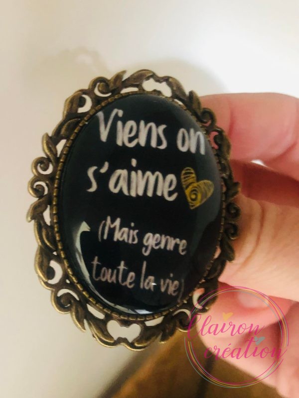 Broche Viens on s'aime